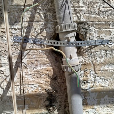 צינור מחובר לקיר עם תושבת מתכת