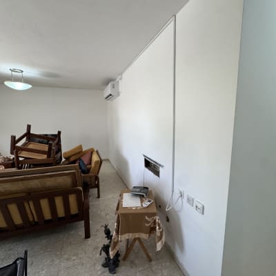 חדר עם קירות צבועים ורהיטים מסודרים