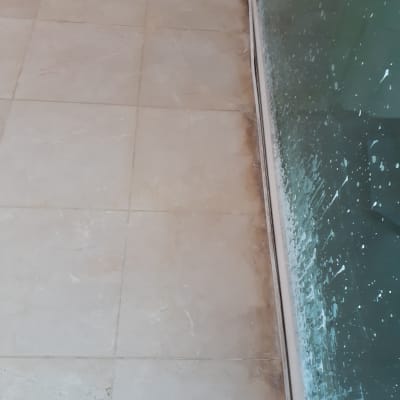 רצפה מלוכלכת ליד חלון עם כתמי מים