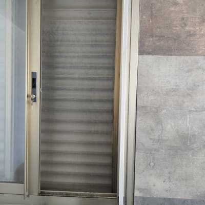 תריס מתכת סגור במסגרת חלון אלומיניום