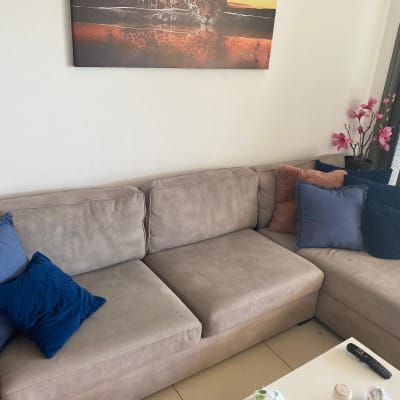 ספה עם כריות צבעוניות ושלט על שולחן