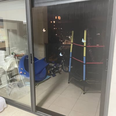 מסגרת אלומיניום לדלת הזזה מזכוכית