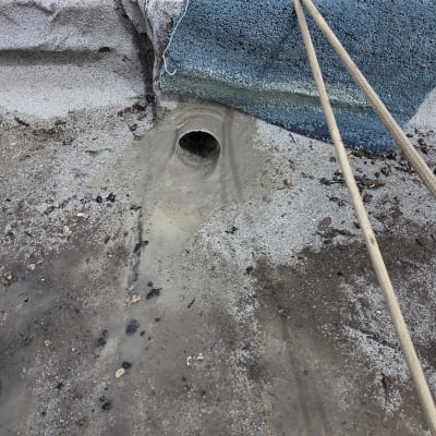 תיקון גג עם יריעה כחולה וניקוז מים