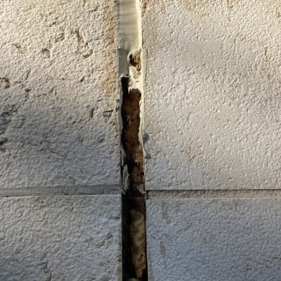 סדק בקיר עם חומר איטום אפור