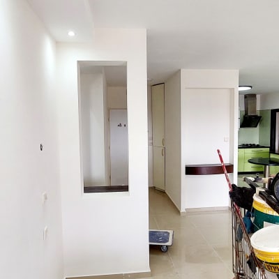 קיר גבס לבן עם פתח חלון קטן