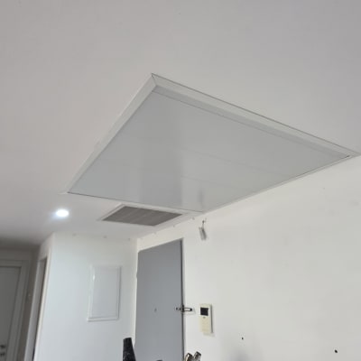 תקרת גבס עם פתחי אוורור ותאורה