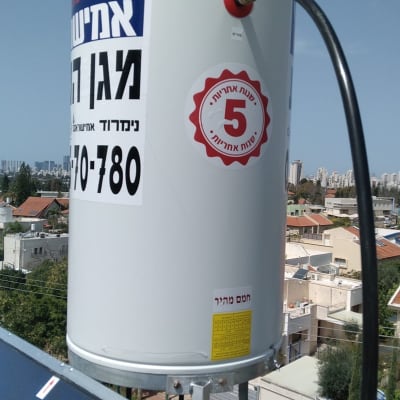 דוד שמש עם צינור וחיבור על גג