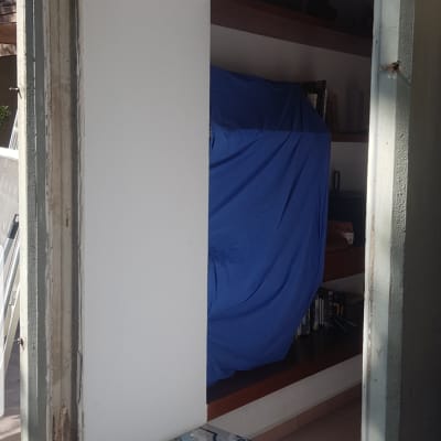 מסגרת דלת ללא דלת, פטיש מונח על הרצפה