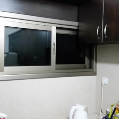 חלון אלומיניום במטבח עם ארונות כהים