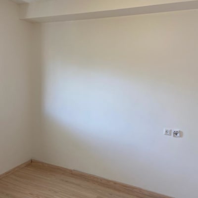 קיר צבוע בלבן עם שקעי חשמל