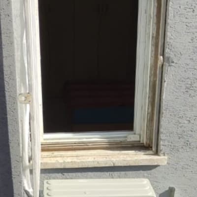 יחידת מזגן חיצונית מותקנת מתחת לחלון פתוח