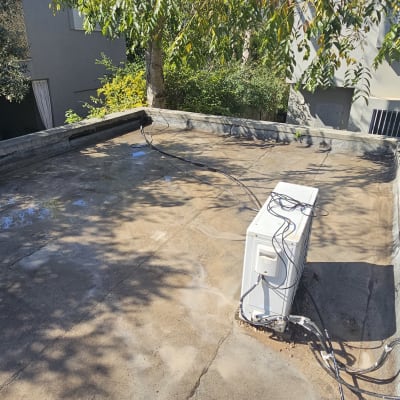 גג עם עצים מסביב, ללא כלי גינון נראים לעין