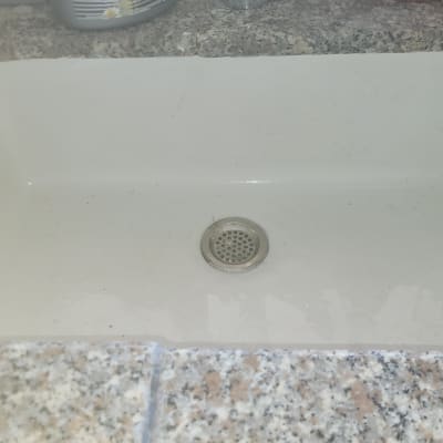 כיור מטבח עם משטח שיש מסביב