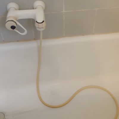 ברז אמבטיה עם צינור גמיש