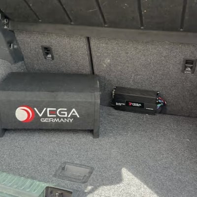 מערכת שמע לרכב עם מגבר ותיבת בס