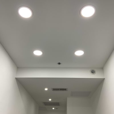 תאורה שקועה בתקרה לבנה