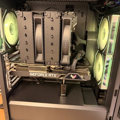 מחשב עם רכיבי חומרה מתקדמים, כולל כרטיס גרפי ומאווררים