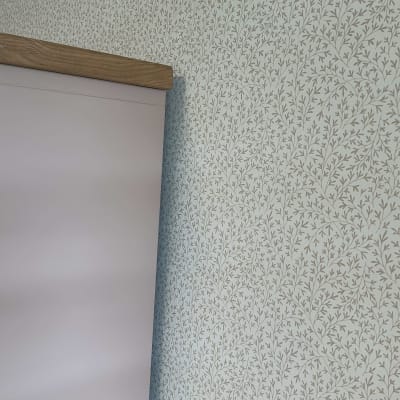 טפט עם דוגמת עלים על קיר