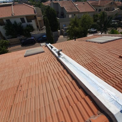 איטום גג עם יריעות אלומיניום על רעפים