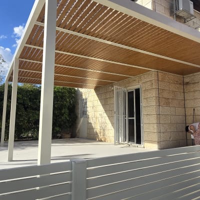 פרגולה מאלומיניום בחצר בית פרטי