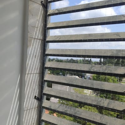 רשת יונים מותקנת על חלון למניעת כניסת יונים