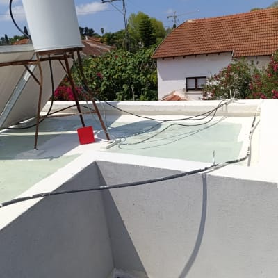 גג אטום עם חומר איטום לבן ואדום