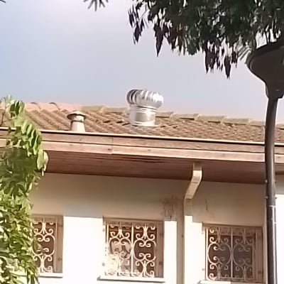 גג עם ארובה ומאוורר מתכת עגול