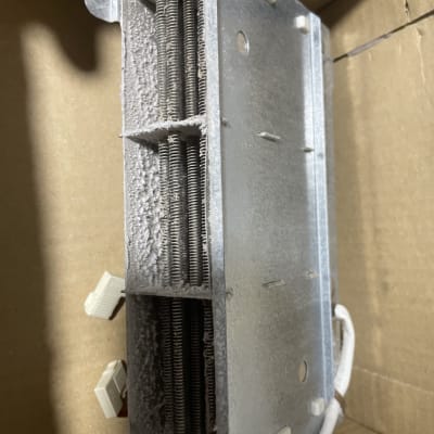 רכיב מתכת עם קפיצים בתוך קופסה קרטון