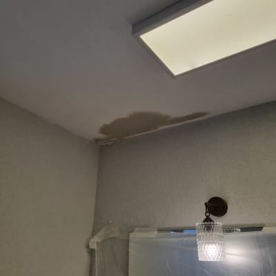 תיקון תקרה עם כתם רטיבות ליד מנורה