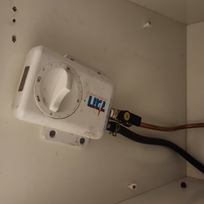 וסת גז עם חיבורים וצינורות