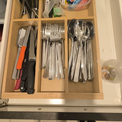 מגירת סכו"ם מאורגנת עם סכינים, מזלגות וכפות