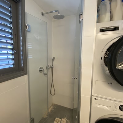 מקלחת עם ראש גשם ודלת זכוכית