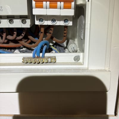 לוח חשמל עם חוטים ומפסקי חשמל