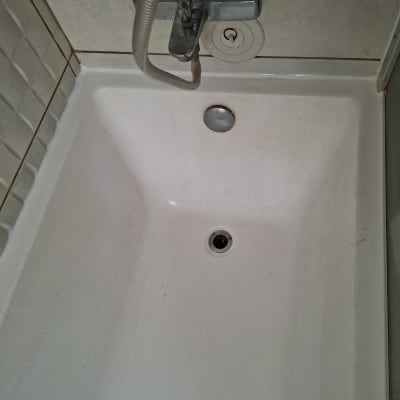 אמבטיה עם ברז ומערכת ניקוז