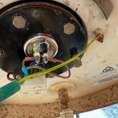 חלק תחתון של דוד שמש עם חיבורים חשמליים