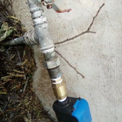 צינור מים עם ברז ומחבר פליז