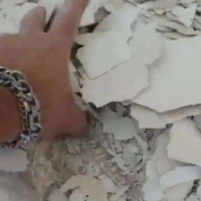 יד נוגעת בשברי צבע מתקלף