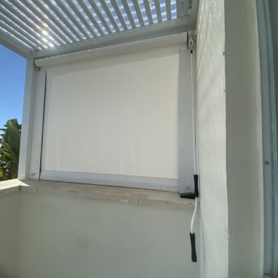 סוכך מתכת עם תריס גלילה לבן ומנגנון ידני