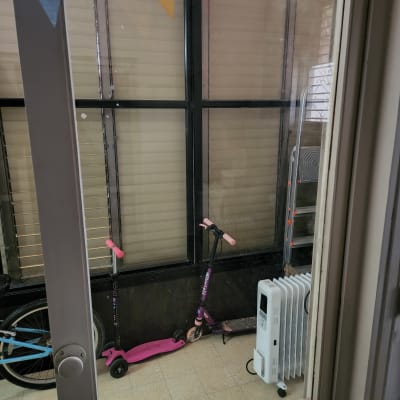 חלון זכוכית עם קטנוע ורדיאטור בחדר פנימי