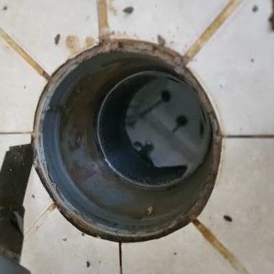 פתח ניקוז עם כלי עבודה להסרת לכלוך