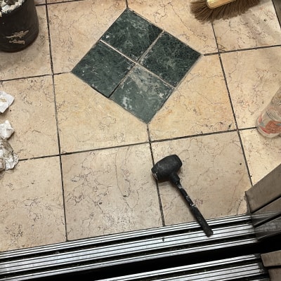 פטיש גומי, דלי עם מלט, מטאטא על רצפה