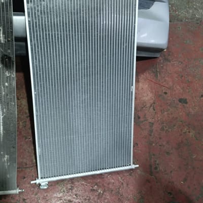 רדיאטור רכב מונח על רצפת מוסך