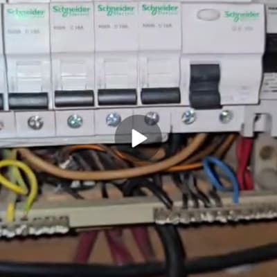 לוח חשמל עם מפסקים וחוטים חשמליים