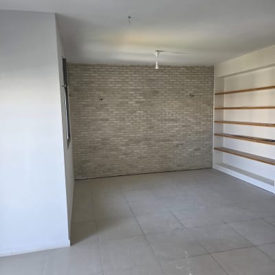 קיר לבנים עם מדפים בחדר ריק