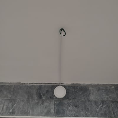 חוט חשמל תלוי מהתקרה עם מכסה עגול