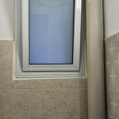 חלון אלומיניום מותקן בקיר חדר אמבטיה