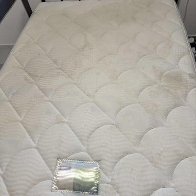 מזרן עם כתמים שונים על פני השטח