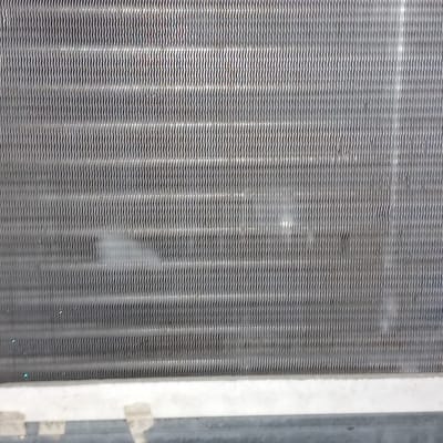 סוללת קירור של מזגן עם צלעות מתכת