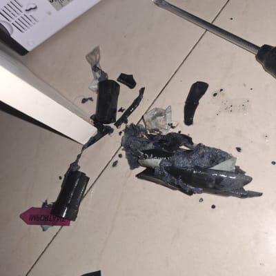 חלקים שבורים של מכשיר חשמלי וכלי עבודה על הרצפה