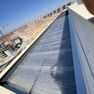 גג בניין עם נוף של אתר בנייה